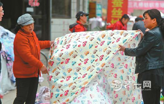 济南三孔桥纺织市场将搬迁 吸引众多市民前来"淘宝"